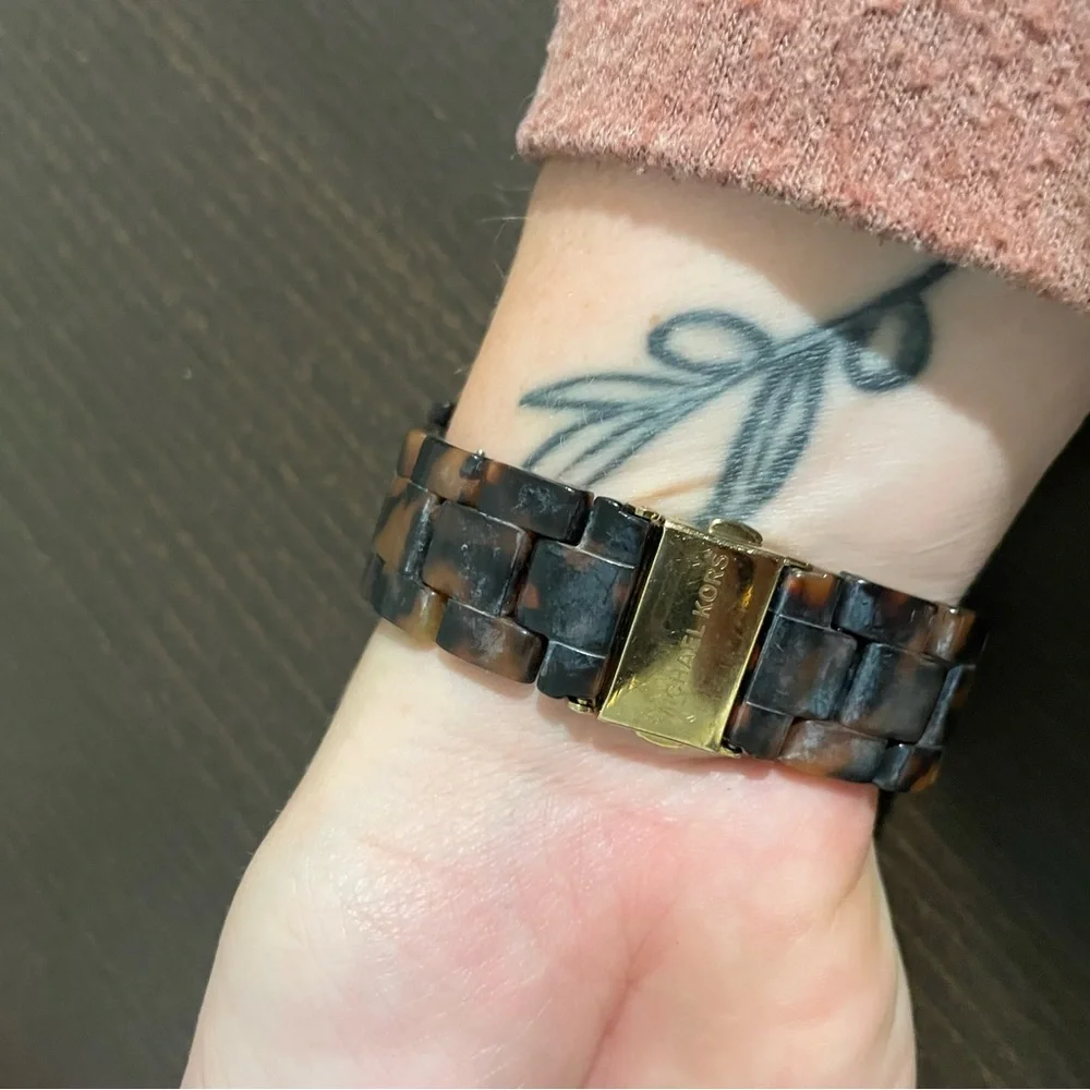 Michael Kors tortoise watch. - Picture 5 of 5